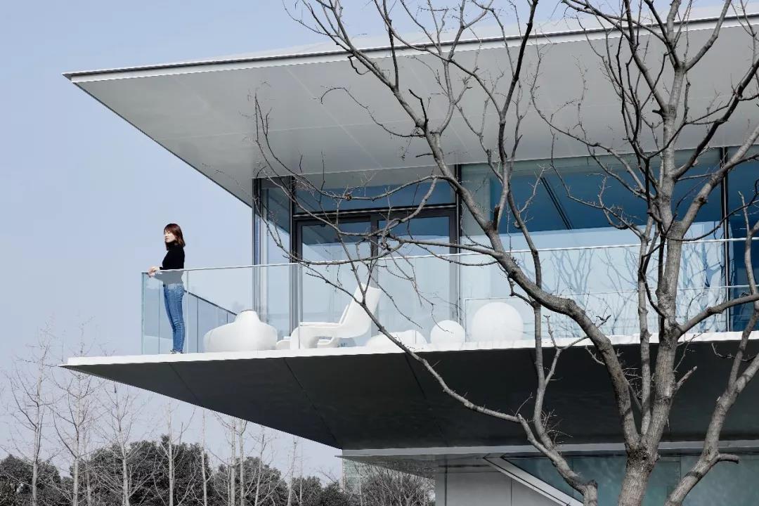 采用氧化鋁幕墻，保證陽臺穩(wěn)固無憂