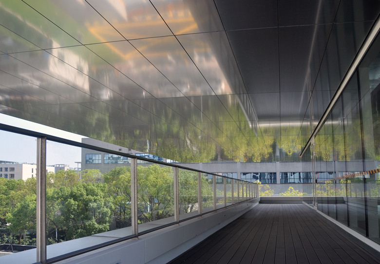 采用氧化鋁單板做室內吊頂，好看又耐用